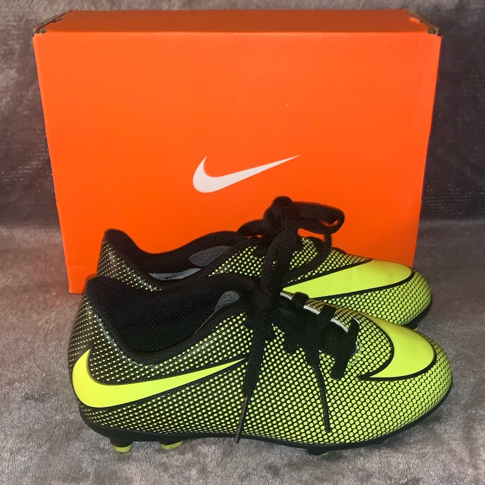 Nike soccer cleats - kids
